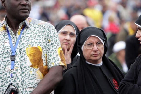 Esta religiosa en particular no luce de muy buen humor. Quizá ha sido porque ya ha esperado demasiado tiempo.