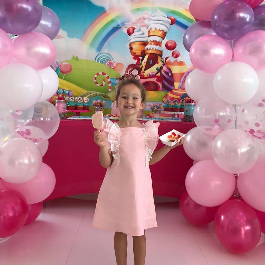 En el mes de mayo, la pequeña princesa de Satcha 
<a href="https://www.univision.com/shows/despierta-america/fotos-exclusivas-del-colorido-y-encantador-cumpleanos-de-alana-la-hija-menor-de-satcha-pretto-fotos" target="_blank">cumplió 3 años y los celebró con una fiesta llena de dulces y color</a>.