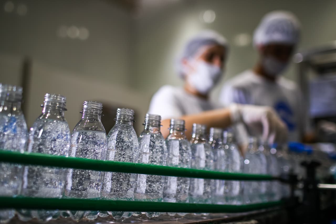 Lugares de trabajo interiores cerrados al público, como almacenes y fábricas.