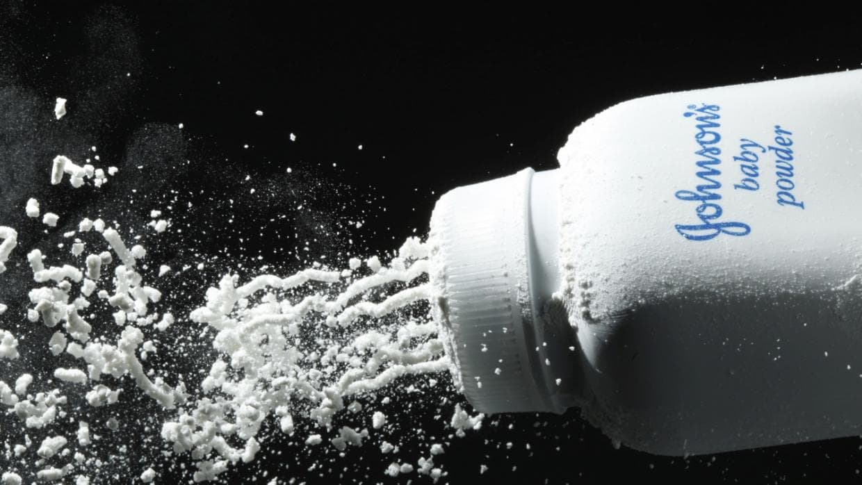 Johnson & Johnson retira talco para bebés después de encontrar rastros de asbesto en la botella
