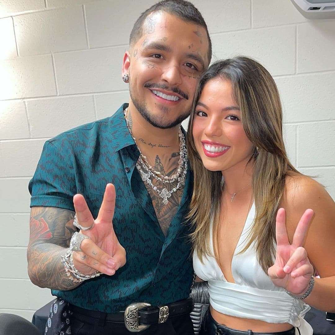 Al igual que el cantautor mexicano, Sara hizo una señal de paz cuando posó junto a Christian Nodal.