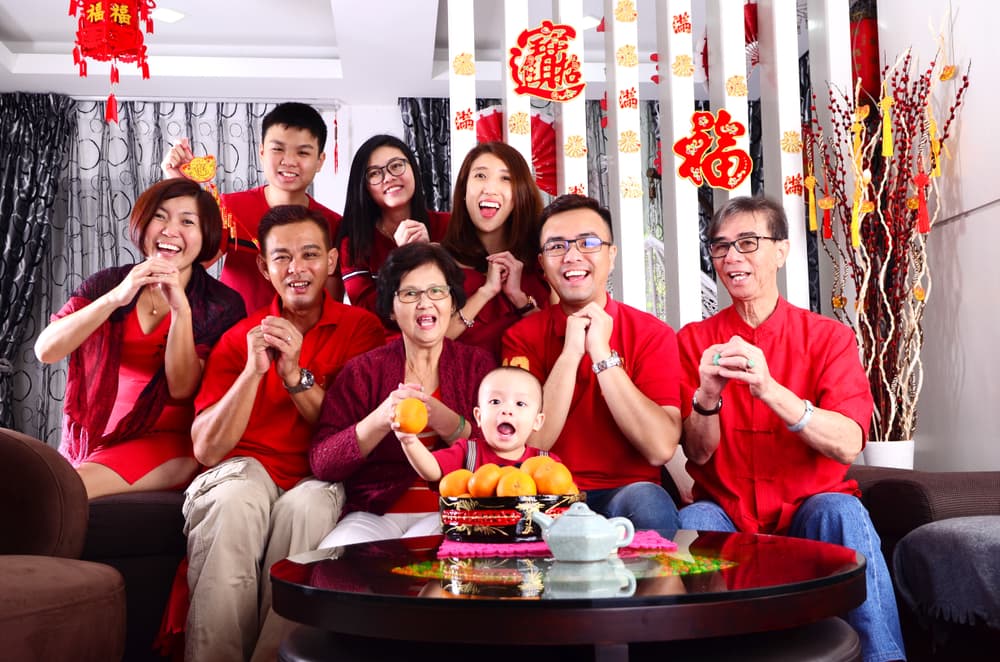 Después del menú extenso que pretender traer buena fortuna, prosperidad y abundancia durante todo el ciclo lunar 2022-2023, pasan el tiempo conviviendo y jugando hasta la medianoche, se ve el típico desfile chino con dragones y otras costumbres y listos para recibir al Tigre que bendecirá el nuevo año.