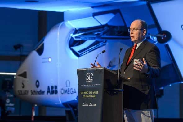 Solar Impulse 2 (Si2), el segundo prototipo de avión solar, fue presentado en Suiza, con miras a dar la vuelta al mundo a partir de marzo del 2015, gracias a su autonomía que le permitirá volar hasta cinco días seguidos.
