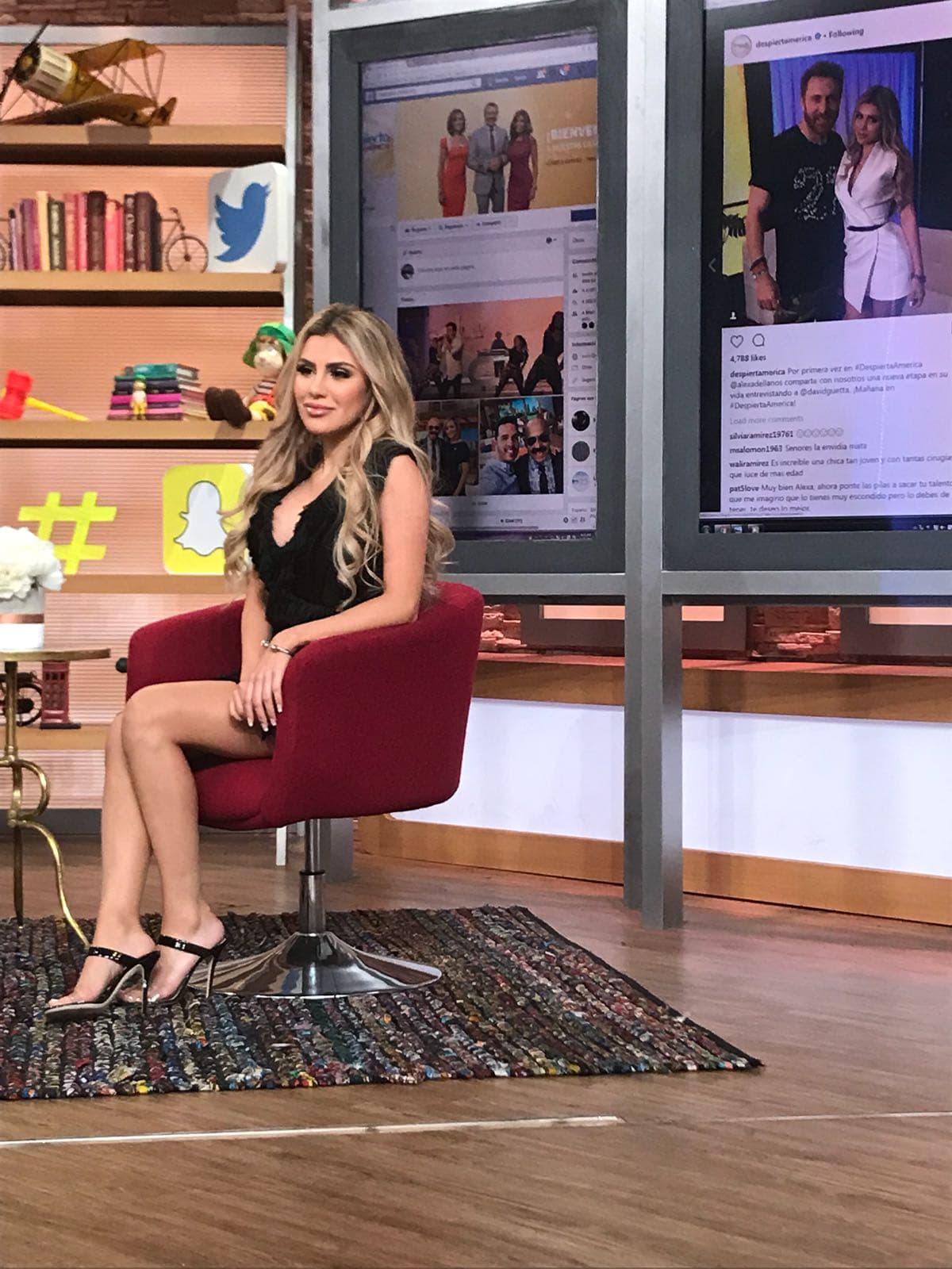 Alexa estaba muy atenta viendo su entrevista al aire.