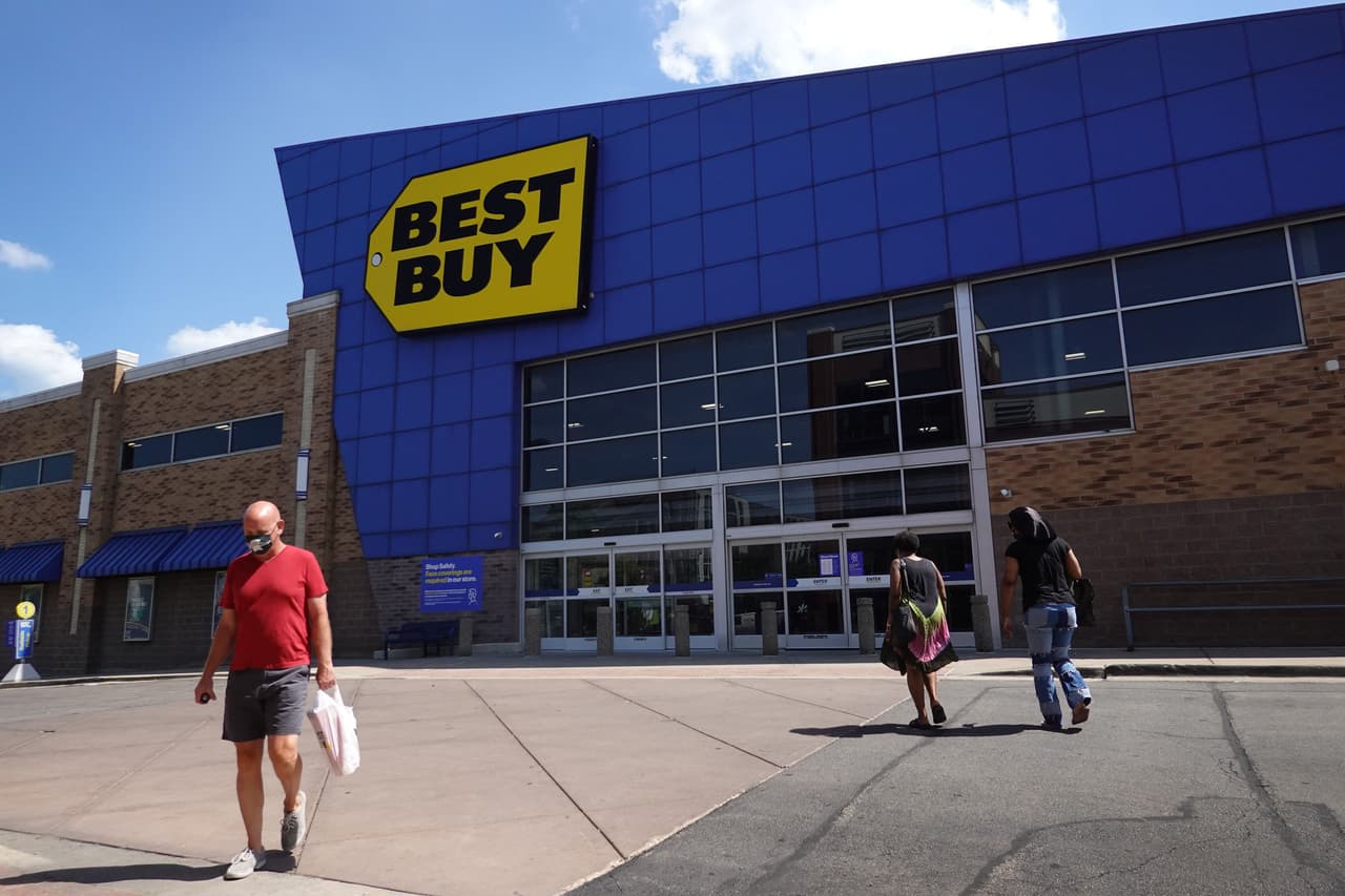 <b>Best Buy | </b>"Este año tendremos todavía más formas para que los clientes realicen sus compras navideñas de manera fácil y conveniente, durante el fin de semana del
<i>Black Friday</i> y durante toda la temporada navideña", dijo Keegan Shoutz,
<a href="https://www.usatoday.com/story/money/shopping/2021/06/08/thanksgiving-2021-walmart-target-best-buy-stores-closed-covid/7610082002/"><u>portavoz de Best Buy</u></a>, al diario
<i>USA Today.</i>