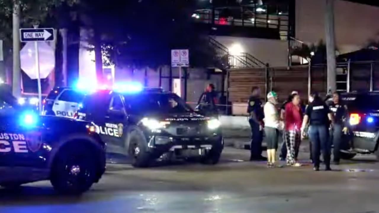 Al menos un muerto y dos heridos deja tiroteo frente a un club nocturno en el este de Houston 