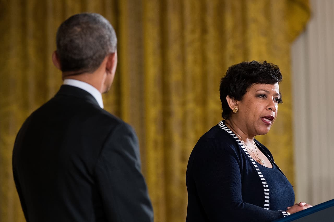 La fiscal general asegura que el respaldo de Obama a Clinton no compromete la investigación de los correos