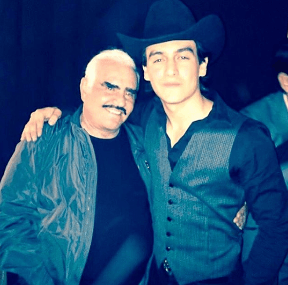 Ha tenido la oportunidad de estar al lado de grandes cantantes como Vicente Fernández.