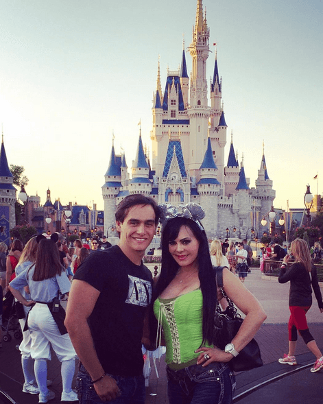 Es muy amoroso con su madre y la consiente en todo.