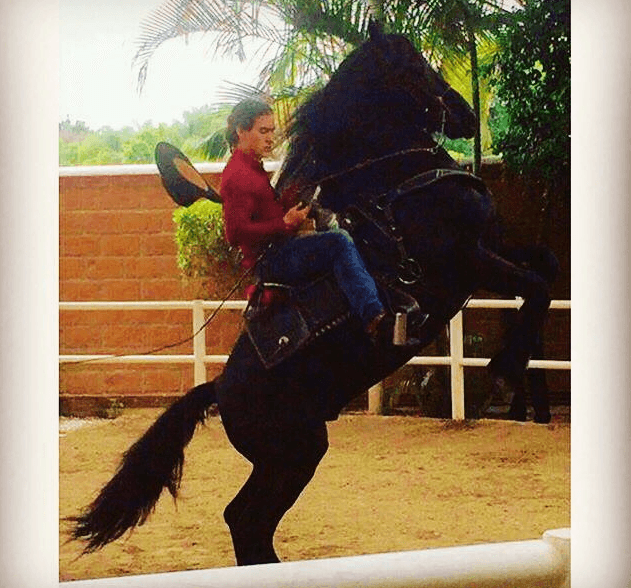 Por supuesto que también es fanático de los caballos.