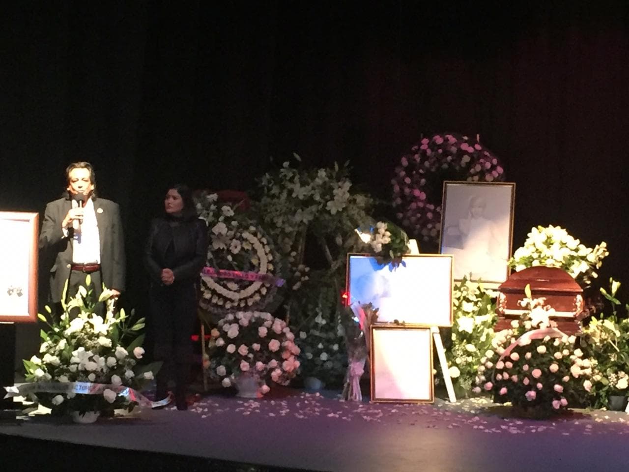 Su hermano Víctor Manuel subió al escenario para hablar de las aventuras que tenía con Edith cuando iban al estadio de fútbol y hablaban de la desigualdad social. También agradeció a su cuñado: "Lorenzo es un hombre excepcional que amó a mi hermana", dijo con voz entrecortada.