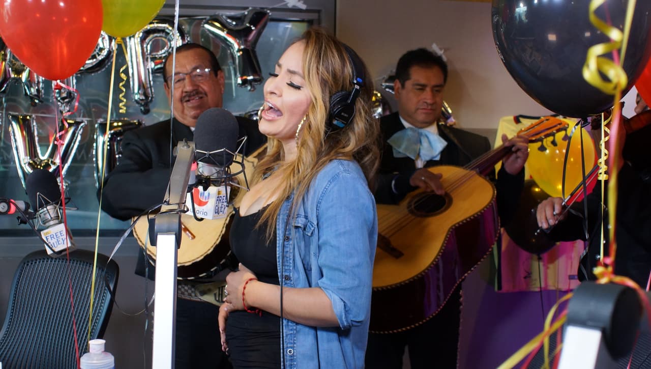 Y al son del mariachi, complació con una canción: 
<b>'Paloma Negra'</b>.