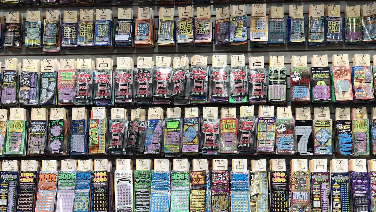 Una gran parte del negocio está cubierto con publicidad de diferentes boletos de lotería, lo que lo hace lucir muy pintoresco.
<br>