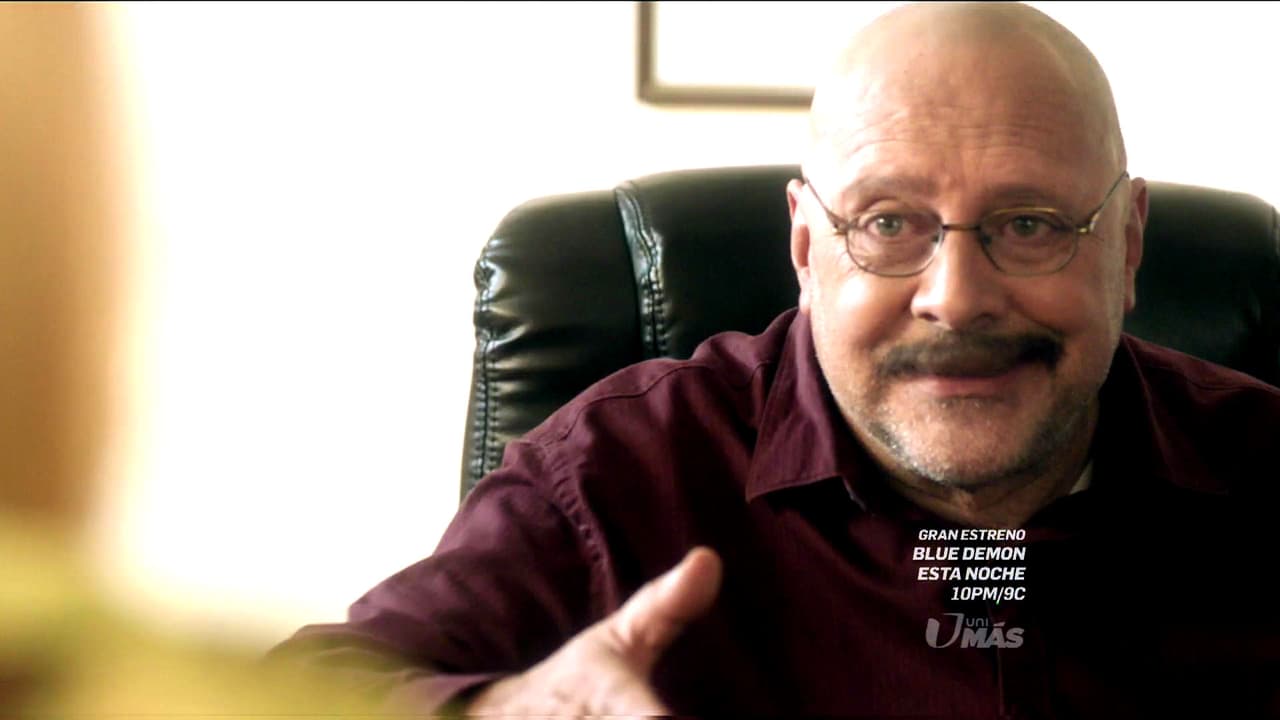 Conoce a Pete Salgado quien se convierte en su hombre de confianza y comienzan a trabajar juntos.