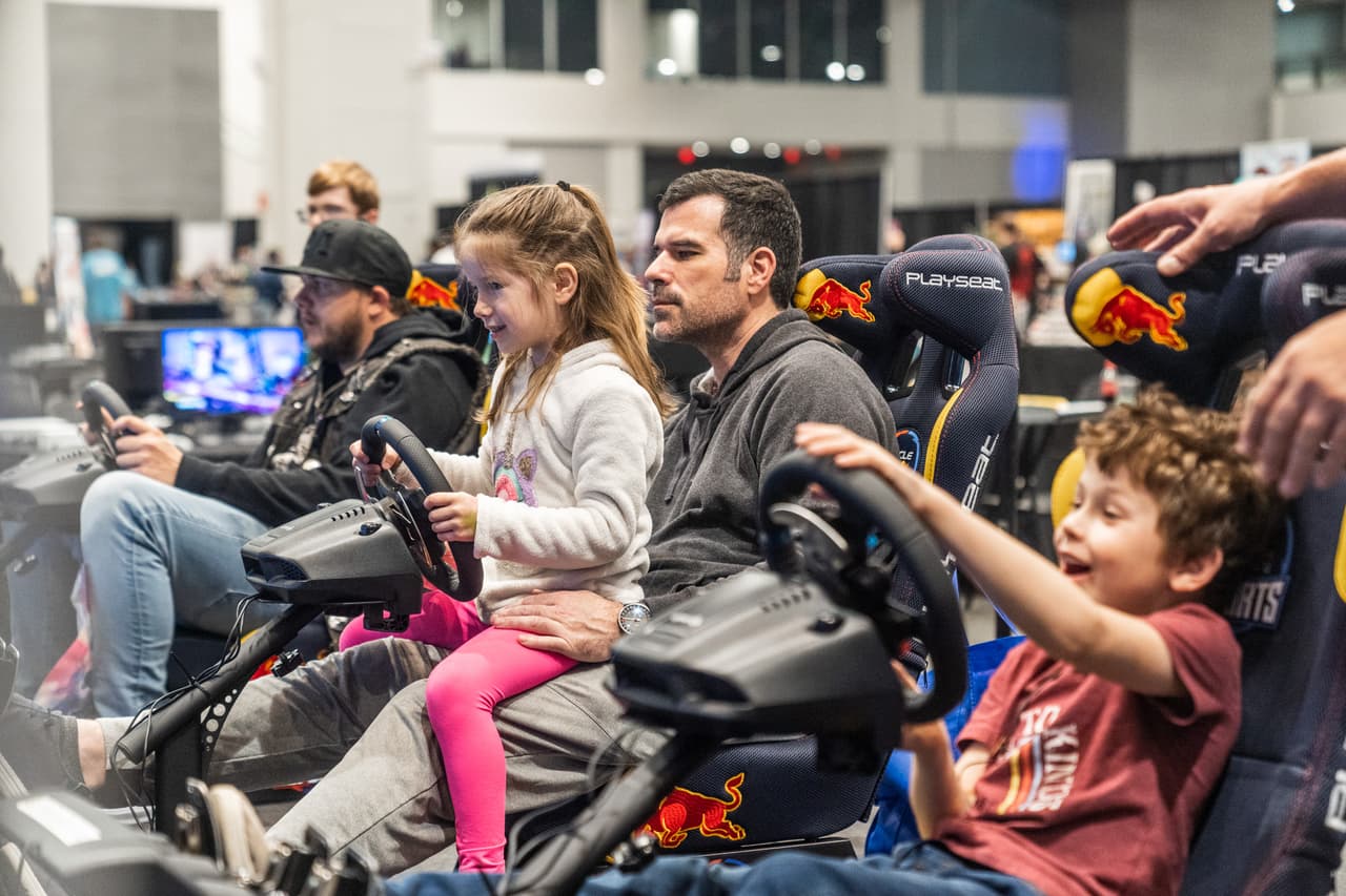 <b>Evento</b>: Playthrough Gaming Convention
<br>
<b>Fechas</b>: 16 y 17 de marzo 
<br>
<b>Lugar</b>: Raleigh Convention Center. 500 S Salisbury St. Raleigh, NC
<br>
<b>Sitio web</b>: 
<a href="https://www.playthroughgc.com/">https://www.playthroughgc.com/</a> 
<br>
<br>Playthrough muestra los últimos juegos y ofrece a los asistentes la oportunidad de competir en torneos, participar en una exhibición de cosplay, explorar una sala de escape, visitar expositores, asistir a paneles en el escenario principal y disfrutar de muchas opciones de juego gratuito para tablero, PC, arcade, consola retro y juegos de realidad virtual.