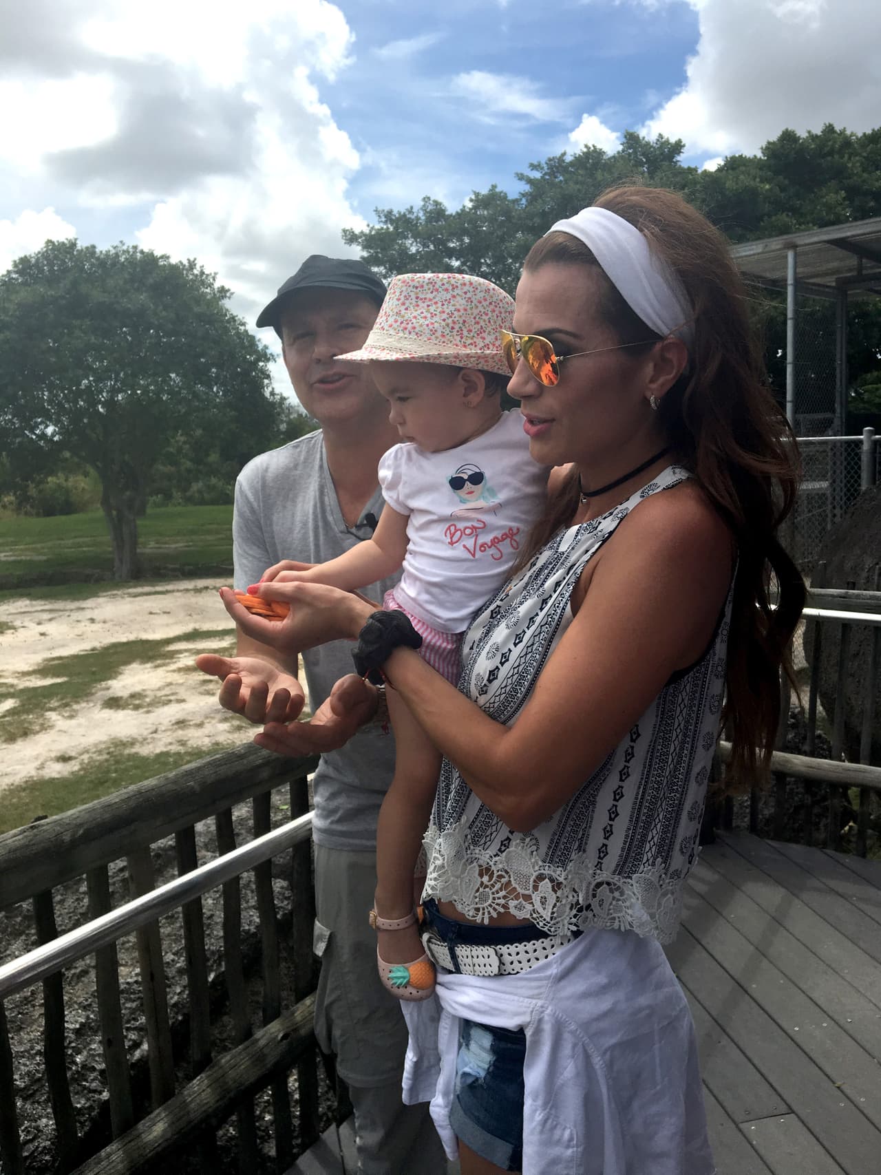 Lista para conocer y alimentar a su amiga la jirafa. ¿Será que querrá acercarse a ellos?