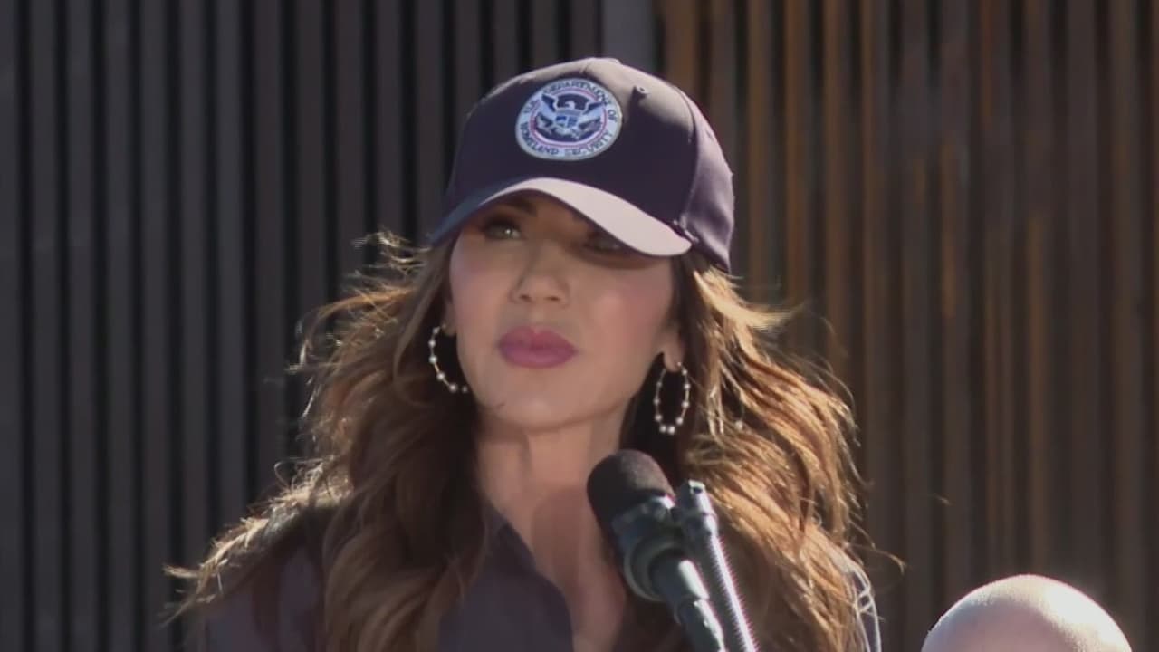 Desde la frontera de Arizona, manifestantes rechazan la visita de Kristi Noem y las políticas migratorias