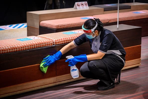 Habrá desinfectante de manos disponible en cada caja registradora y en toda la tienda para uso y beneficio de los clientes.