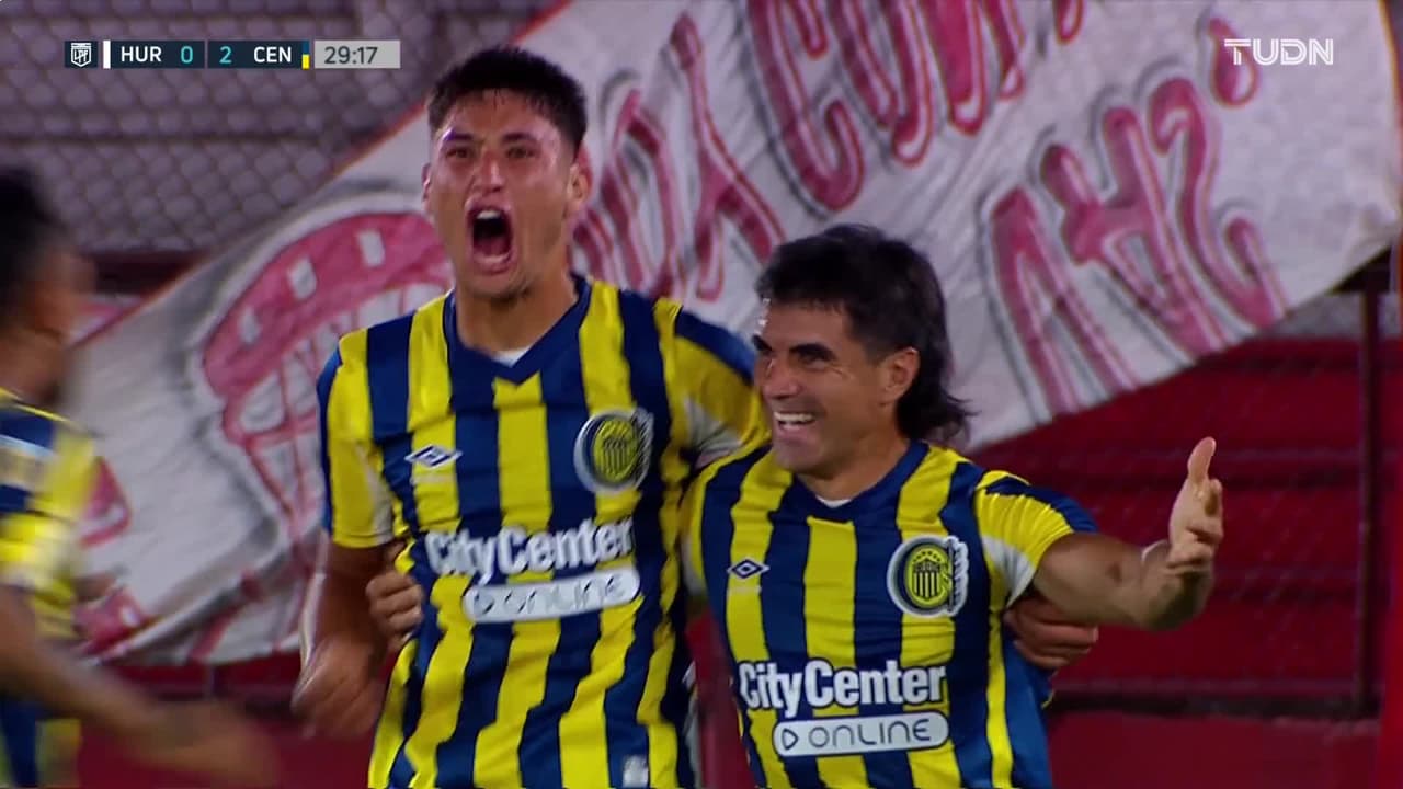 ¡Llega el segundo! Véliz remata frente al arquero para el 0-2 de Rosario