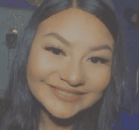 Alejandra mide 5'5 ", tiene cabello negro y ojos cafés.