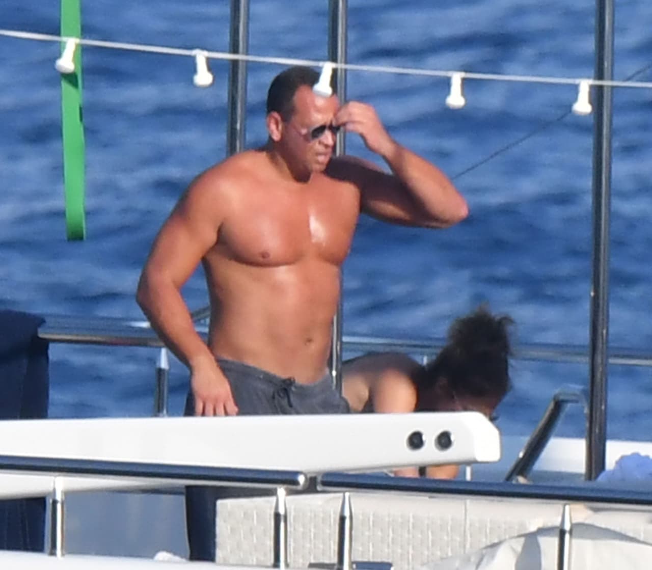 Alex Rodríguez, de exitoso pasado con los Yankees de Nueva York, a sus 43 años también muestra su gran forma física.