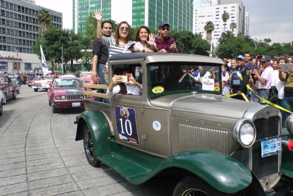 Casi dos mil vehículos clásicos desfilaron por las calles de la Ciudad de México para romper el Récord Guinness de más autos de este tipo en movimiento. Transitaron mil 721 autos, lo que superó la marca de Holanda, cuyo récord era de 948 vehículos. De acuerdo con las autoridades, el paso de estos autos clásicos fue visto por 250 mil asistentes. Circularon autos Datsun 1300, Jaguares, MG 59, Chevrolet apache, Alfa Romeo, Mercury, Porche, entre otros, que atrajeron la atención de capitalinos y visitantes. El paso de los vehículos fue interrumpido por el calentamiento de algunos que se quedaron en el camino y provocaron “cuellos de botella”; sin embargo, los organizadores confiaron en que los vehículos llegarían a la meta.