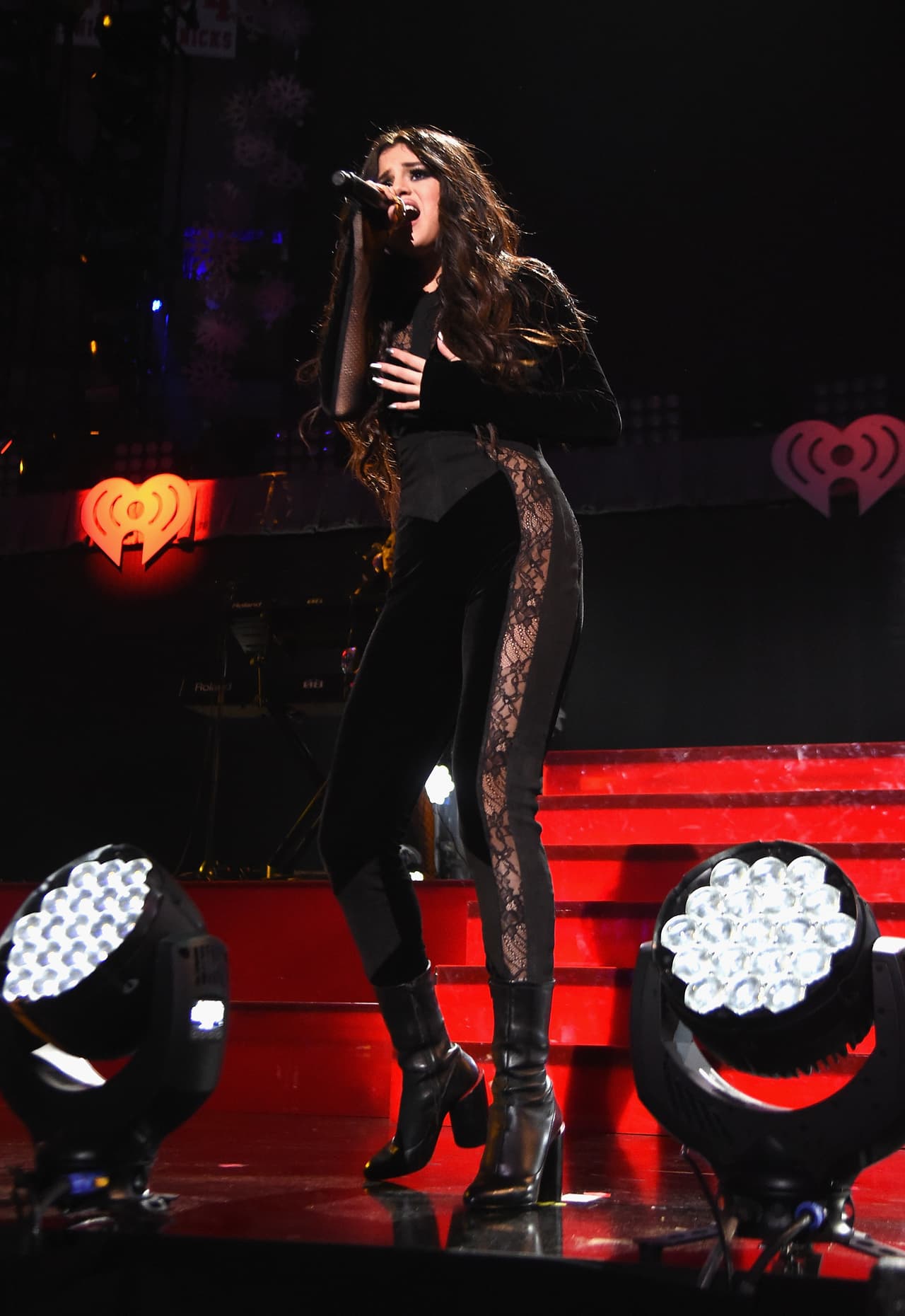 La intérprete por su parte sacó todo su arsenal y como arma secreta tenía que apoyarse en su espectacular figura y cuerpo electrizante.