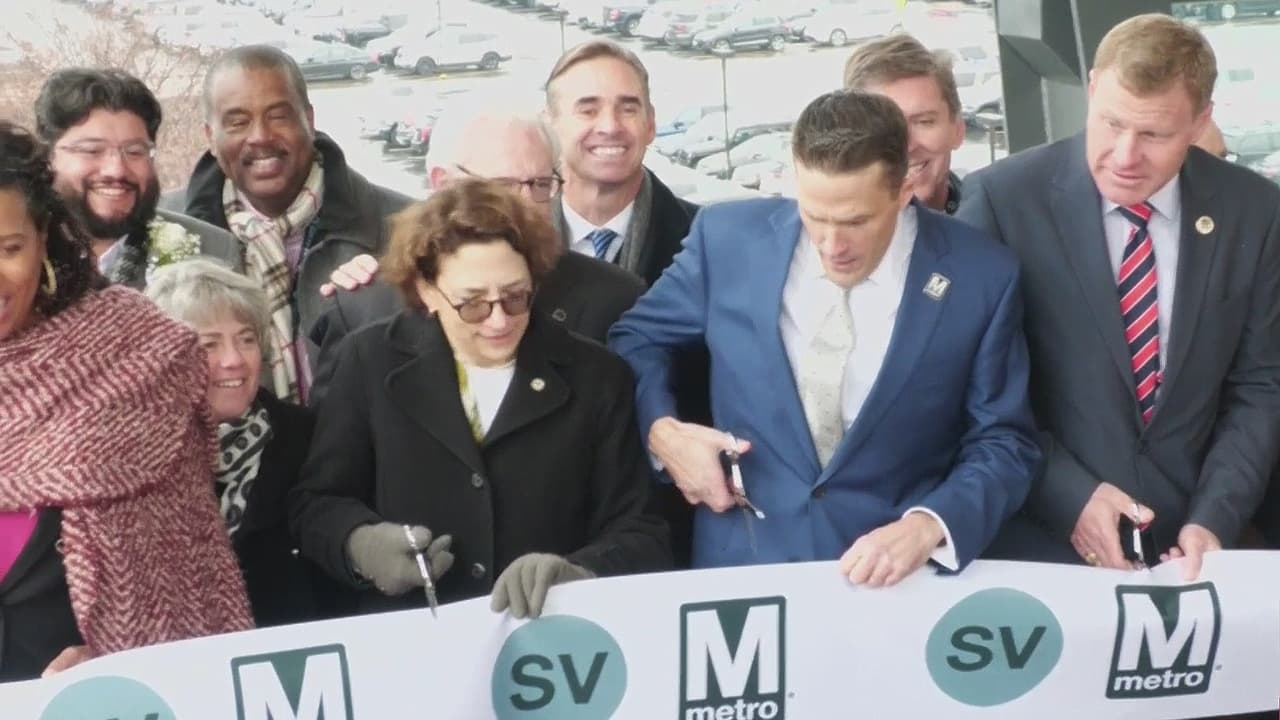 El nuevo tramo de la Línea Plateada entra en funcionamiento y conecta al aeropuerto Dulles