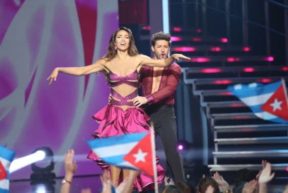 Lisandra y el actor Melvin Cabrera se movieron al ritmo de una salsa muy acorde con la sangre caribeña de la cubana. 