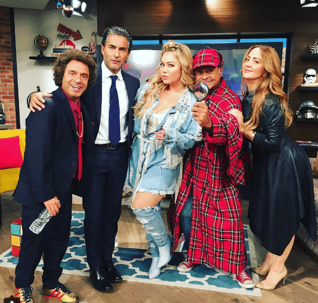 Aquí en la foto del recuerdo junto a parte del equipo de 'Hoy'. Reynaldo Rossano, Raúl Araiza, 'El inspector' y Andrea Legarreta.