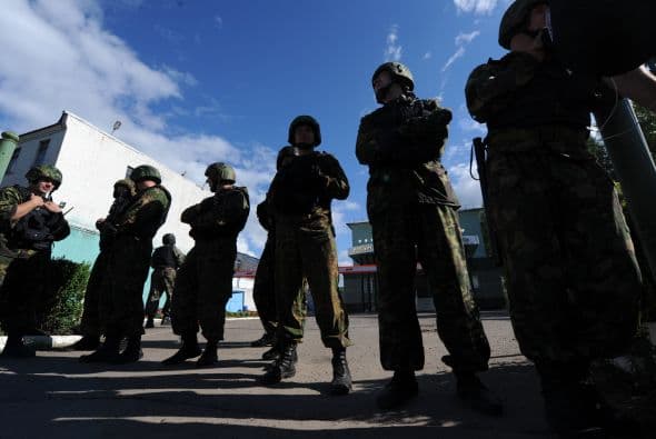 El alcalde en funciones de Moscú, Serguéi Sobianin, se pronunció a favor de que el dirigente opositor Alexéi Navalny se presente a las elecciones al Ayuntamiento de la capital rusa del próximo 8 de septiembre. Navalny decidió retirar su candidatura tras ser condenado la víspera a cinco años de cárcel en un caso de robo de madera y fraude, lo que de hecho le inhabilitaba para tomar parte en unas elecciones. Después de su arresto, condena y posteriores demostraciones en St. Petersburg y otras ciudades rusas, el bloguero fue puesto en libertad en forma inesperada. Al quedar en libertad hasta que se resuelva la apelación de la sentencia, el opositor podría concurrir teóricamente a los citados comicios. Tras abandonar la prisión preventiva de la ciudad de Kírov, unos 900 kilómetros al este de la capital, Navalny señaló que tomara una decisión cuando vuelva a casa. Mientras, el veterano opositor liberal, Borís Nemtsov, animó hoy a Navalny a postular su candidatura, "continuar hasta el final y ganar". "Estoy convencido de que si en las elecciones recibe más de un millón de votos, no se atreverán a encerrarlo. La garantía de inmunidad de Navalny depende directamente del apoyo popular", apuntó. Navalny, bloguero anticorrupción que sacó a la luz los trapos sucios del partido del Kremlin, era considerado hasta su condena ayer a cinco años de cárcel el dirigente opositor con mayor gancho electoral. Los analistas no creen en una posible victoria de Navalny en las elecciones a la alcaldía, pero consideran que su condena sí puede traerle réditos electorales. Uno de los organizadores en diciembre de 2011 de las mayores protestas antigubernamentales desde la caída de la Unión Soviética, Navalny fue el dirigente más votado cuando la oposición extraparlamentaria decidió crear un consejo coordinador.