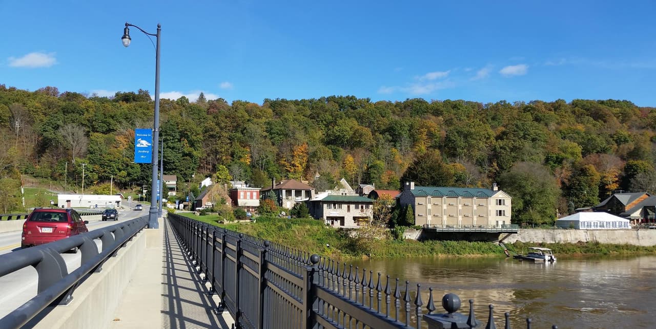 <b>FOXBURG</b>: Ubicado cerca de Pittsburgh, Foxborg es hermoso y pequeño. Está asentada a lo largo del río Allegheny y el “pueblito” cuenta con pintorescas tiendas y restaurantes. Puedes explorar la ciudad a pie o en bicicleta.