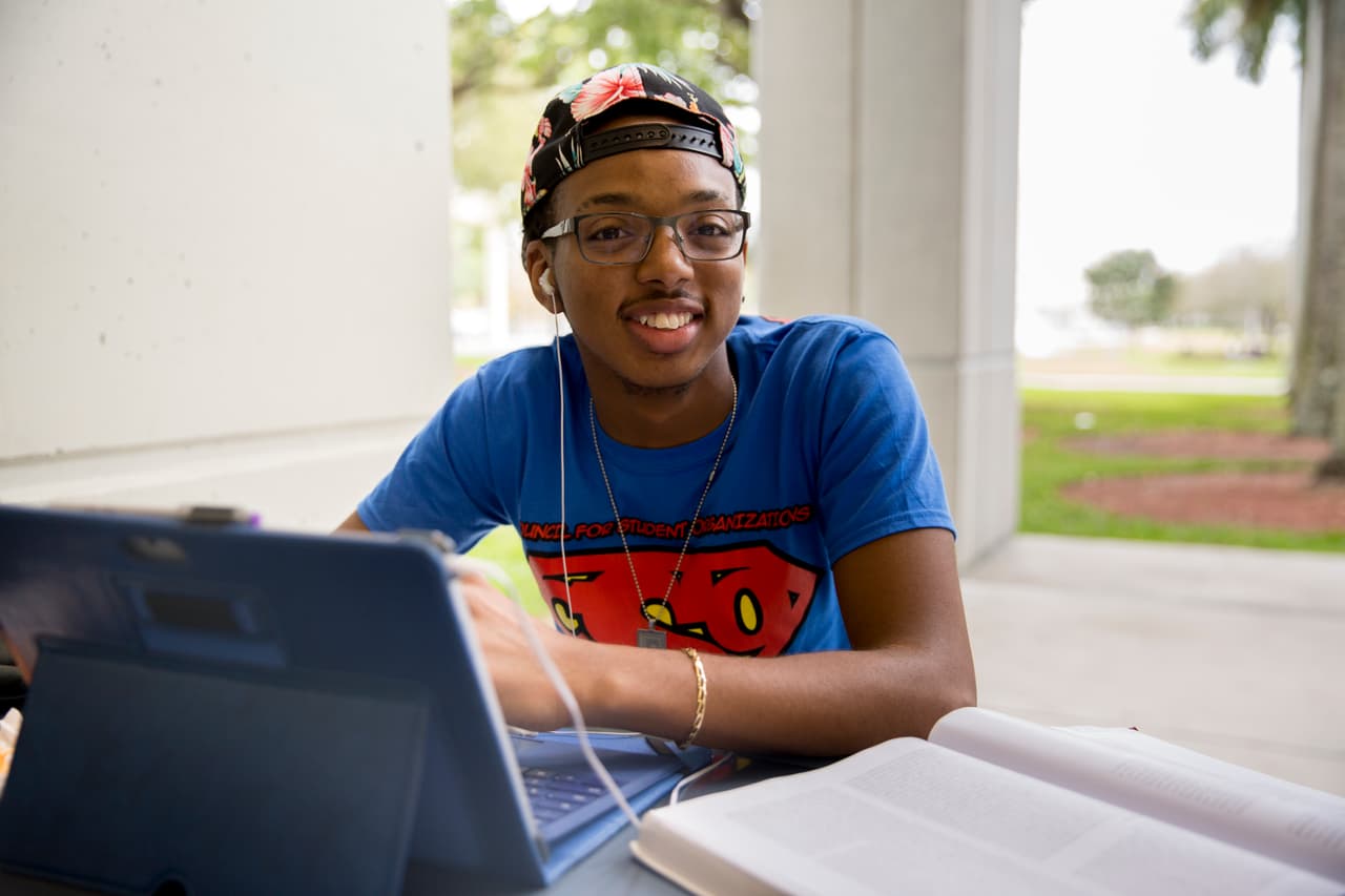 Dorian Hiliger. 20 años. Estadounidense, su familia es de las Islas Vírgenes. “Votaré por Hillary Clinton. Mi familia se inclina más hacia el Partido Demócrata, así que mi decisión se basa principalmente en eso. No votaré por Donald Trump. A él no le interesan las personas menos afortunadas”.