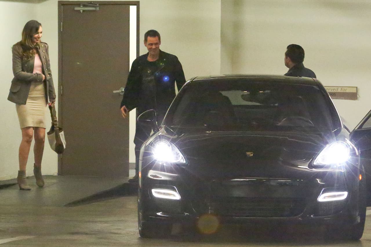 Salieron por la puerta trasera del establecimiento, donde ya los esperaba el automóvil.