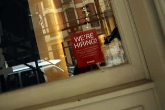 Las inscripciones semanales por desempleo caen más de lo previsto en EEUU