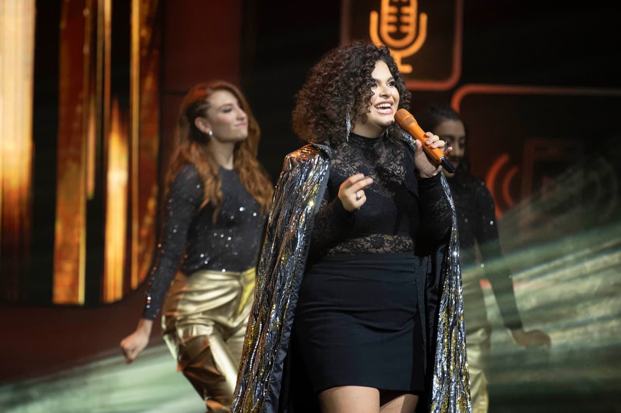 Además de modelar las botas color azúl eléctrico, después, durante un performance, Lucerito utilizó una capa con pedrería, propiedad de su papá.