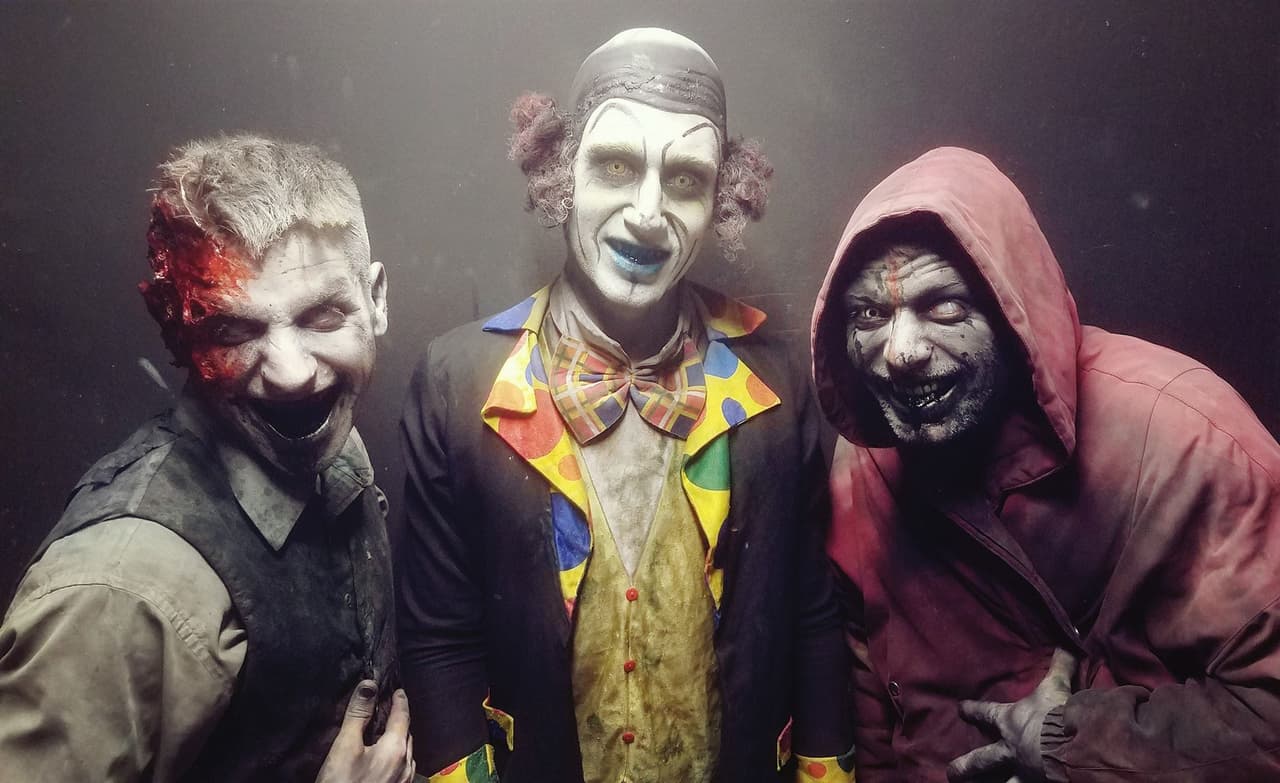 <b>Nightmare Factory (Havelock)</b>
<br>
<b>Sitio web</b>: 
<a href="https://www.nightmarefactorync.com/">https://www.nightmarefactorync.com/</a> 
<br>
<b><a href="https://maps.app.goo.gl/etCNY5QKknqpgHSt6">Cómo llegar</a> </b>
<br>
<br>Nightmare Factory es una de las principales atracciones embrujadas del este de Carolina del Norte. Si buscas una noche de entretenimiento, diversión y miedo, no puedes dejar de ir.