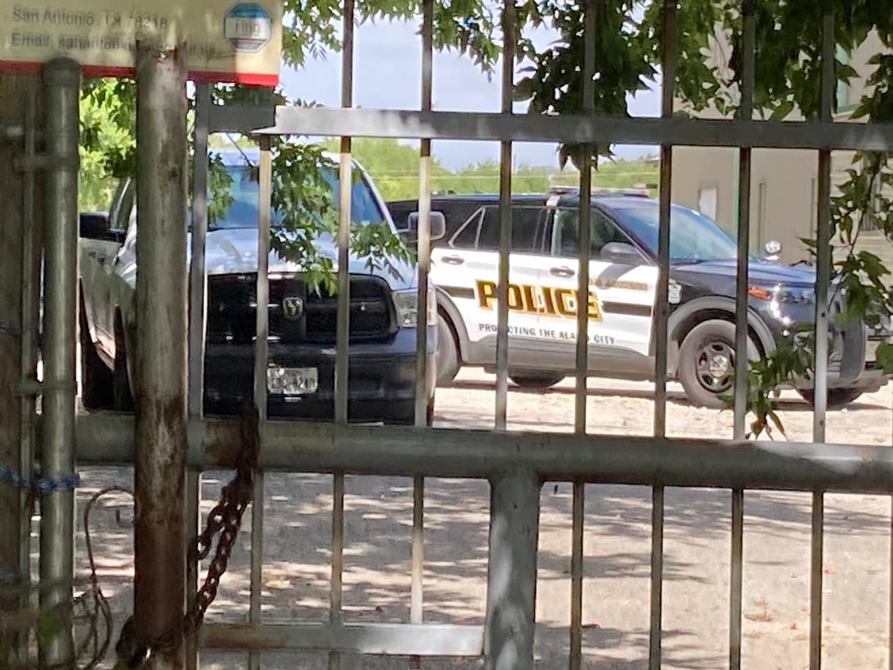 Hallan muertos a balazos a dos hombres en Perrin Beitel; la policía pide ayuda a la ciudadanía para esclarecer el caso 