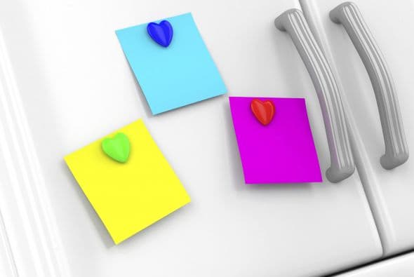 Imán de corazón. Para crear este adorno para el refrigerador, necesitan arcilla polimérica, una lámina de imán y pegamento. Te sentirás muy orgullosa de exhibir esta creación hecha con ayuda de tus hijos.