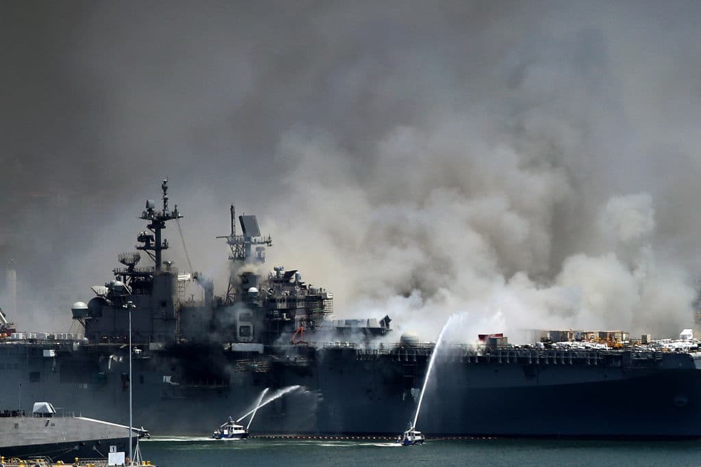 El incendio se reportó poco antes de las 9 am en el 
<b>USS Bonhomme Richard</b>, dijo Mike Raney, 
<b>portavoz de la Fuerza Naval de Superficie, Flota del Pacífico.</b>
<br>