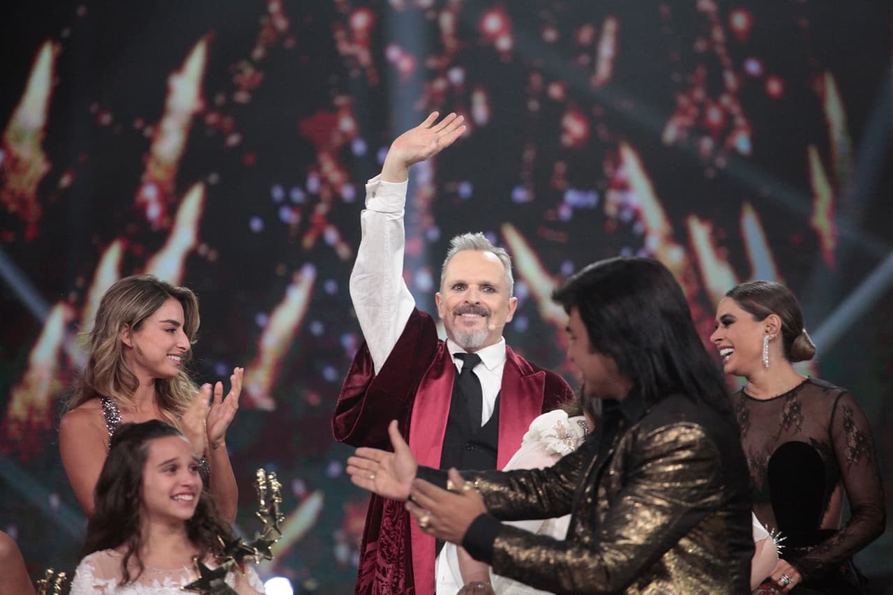 Miguel Bosé también felicitó a los ganadores y se despidió de este escenario.
