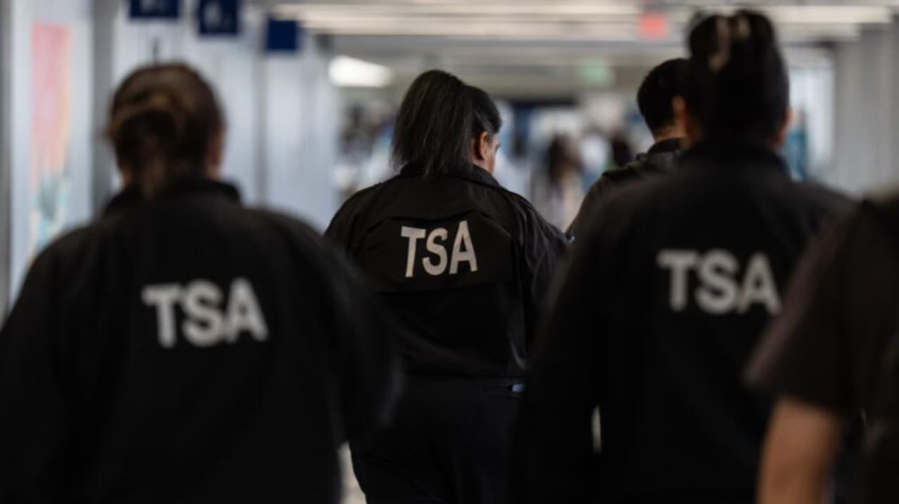 Trabajadores TSA del aeropuerto de Orlando reciben cheques, pero con descuentos por ausencias