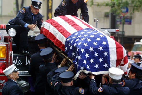 El 11 de septiembre Estados Unidos fue víctima de horrendos ataques terroristas: Al Qaeda secuestró e impactó cuatro aviones contra varios objetivos y que causaron la muerte y destrucción, siendo el episodio que precedería a la guerra de Afganistán y a la adopción por el Gobierno estadounidense y sus aliados de la política denominada de Guerra contra el terrorismo. Los atentados fueron cometidos por diecinueve miembros de la red yihadista Al-Qaida,1 divididos en cuatro grupos de secuestradores, cada uno de ellos con un terrorista piloto que se encargaría de pilotar el avión una vez ya reducida la tripulación de la cabina. Los aviones de los vuelos 11 de American Airlines y 175 de United Airlines fueron los primeros en ser secuestrados, siendo ambos estrellados contra las dos torres gemelas del World Trade Center, el primero contra la torre Norte y el segundo poco después contra la Sur, provocando que ambos rascacielos se derrumbaran en las dos horas siguientes.2 3 El tercer avión secuestrado pertenecía al vuelo 77 de American Airlines y fue empleado para ser impactado contra una de las fachadas del Pentágono, en Virginia. El cuarto avión, perteneciente al vuelo 93 de United Airlines, no alcanzó ningún objetivo al resultar estrellado en campo abierto, cerca de Shanksville, en Pensilvania, tras perder el control en cabina como consecuencia del enfrentamiento de los pasajeros y tripulantes con el comando terrorista.