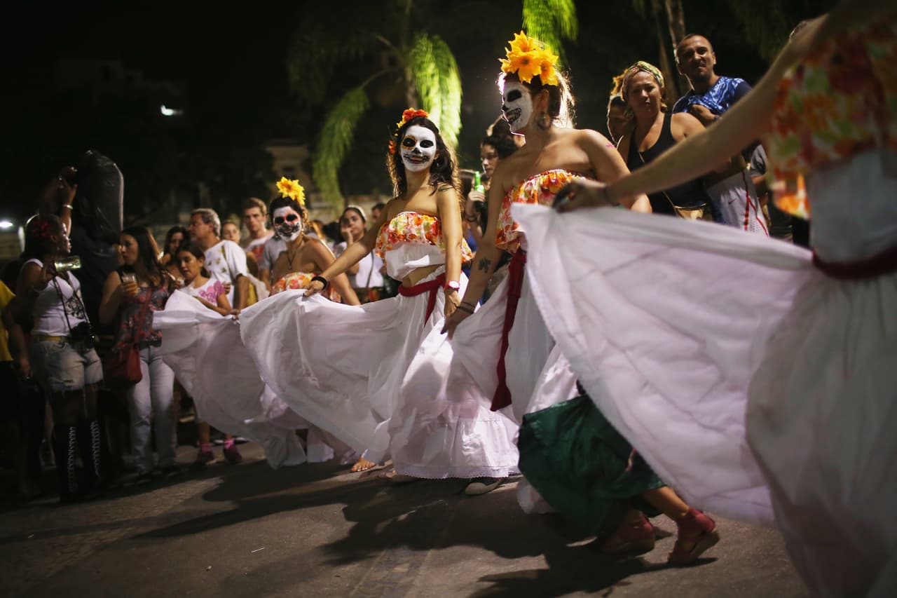 Además, los cementerios se ven repletos no sólo de familiares y amigos de los fallecidos, sino de gente que viene a acompañarlos en su festejo, disfrazados de la muerte o de la tradicional catrina, además de decorar todo el camino con la flor cempasúchil. Hay bailes, cantos y un aire en general de celebración, no funesto.