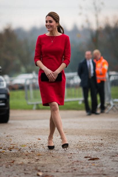 Siempre sofisticadaSi tienes que asistir a un evento de gala, busca un vestido en tela lisa, agrégale una cartera tipo sobre y unas zapatillas sencillas.