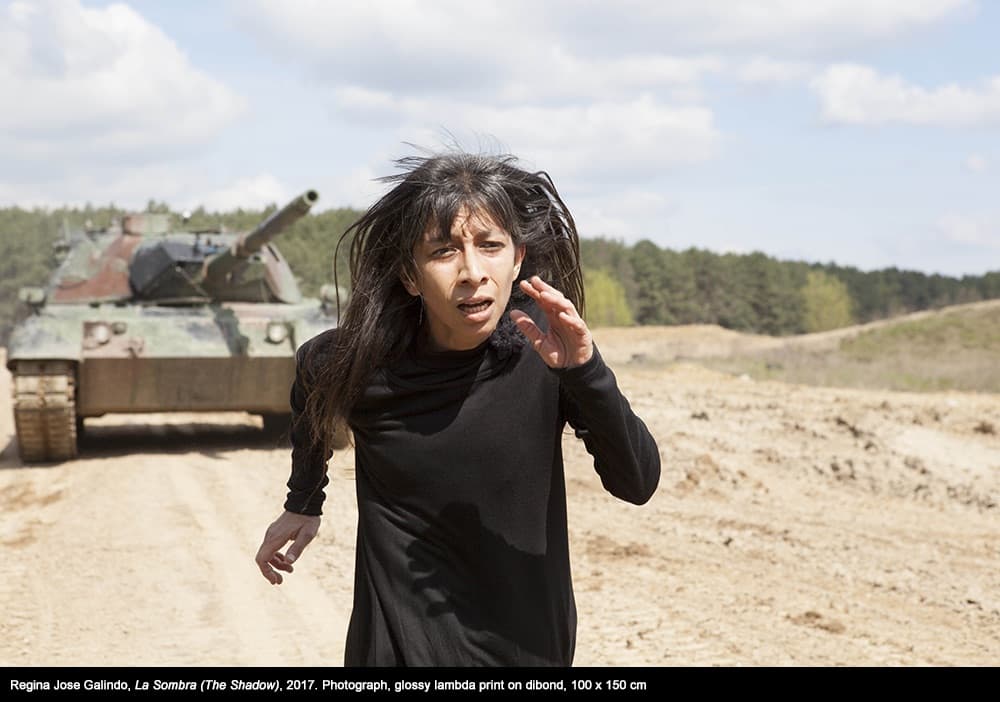 Kim Jong Un mordiendo a Trump y una guatemalteca huyendo de un tanque: Art Basel Miami, entre lo banal y lo político