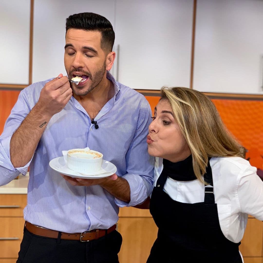 Sorprendimos a los chefs de la casa con las manos en el postre. Lorena y Yisus solo verificaban que el platillo estuviera en su punto.