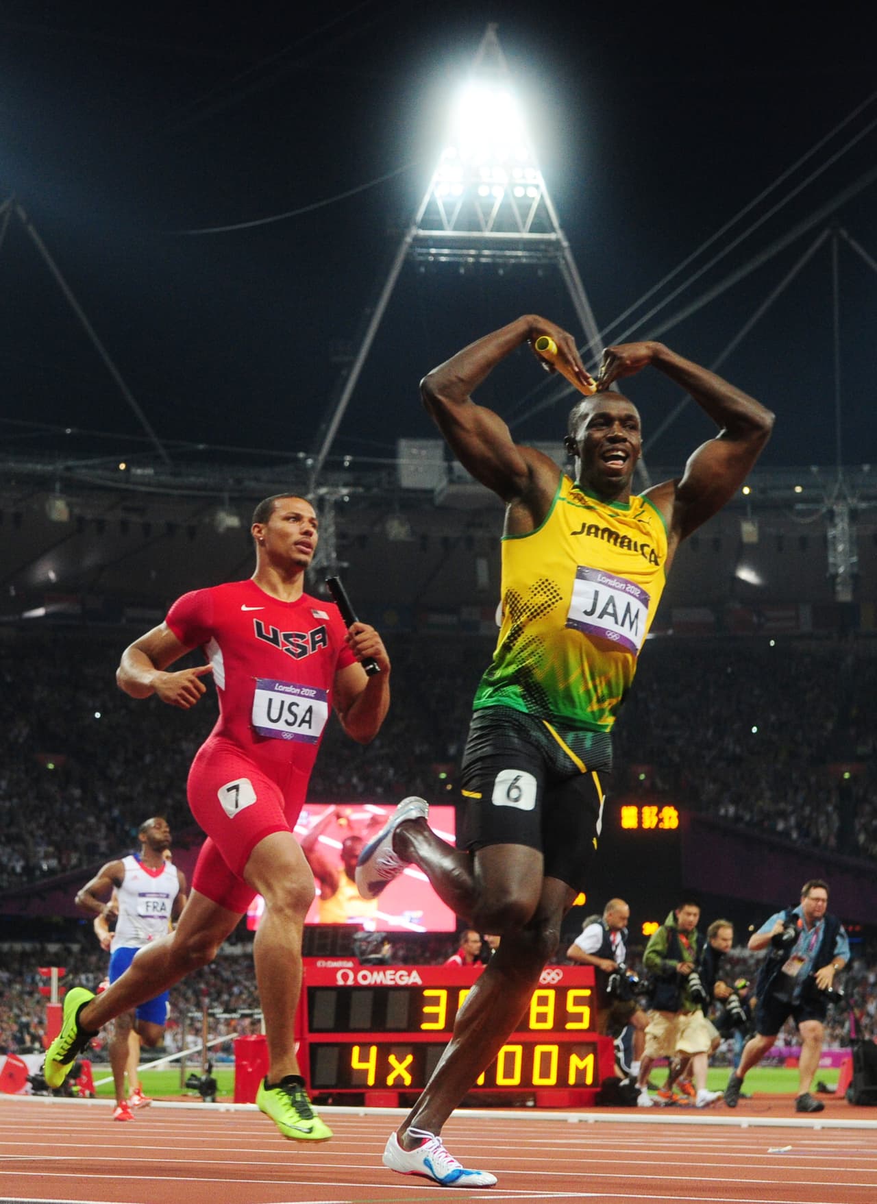 Otro de sus gestos característicos, ahora al ganar la competencia de los 4 x 100.