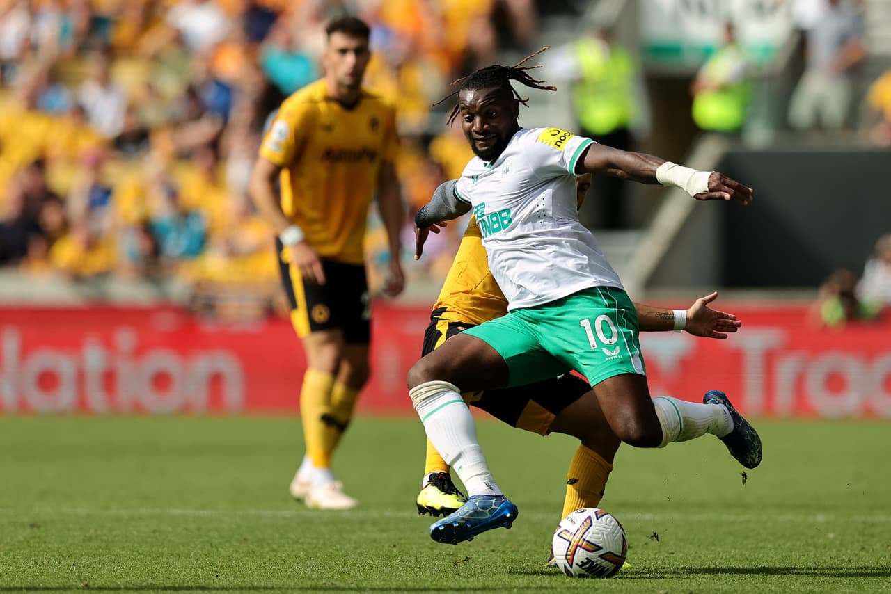 Ruben Neves adelantó a los Wolves con un golazo, pero Allan Saint-Maximin emparejó las acciones en la agonía con otro golazo. Raúl Jiménez marcó un gol, pero el VAR arruinó el festejo al anularlo.