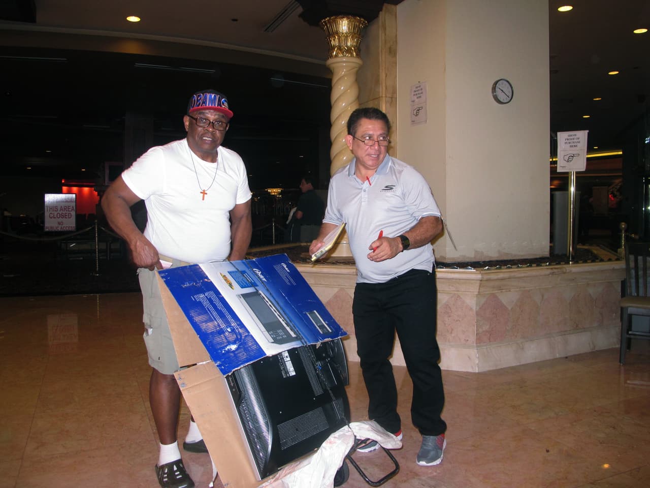 Gerald Winchester arrastra el televisor que compró por 50 dólares.